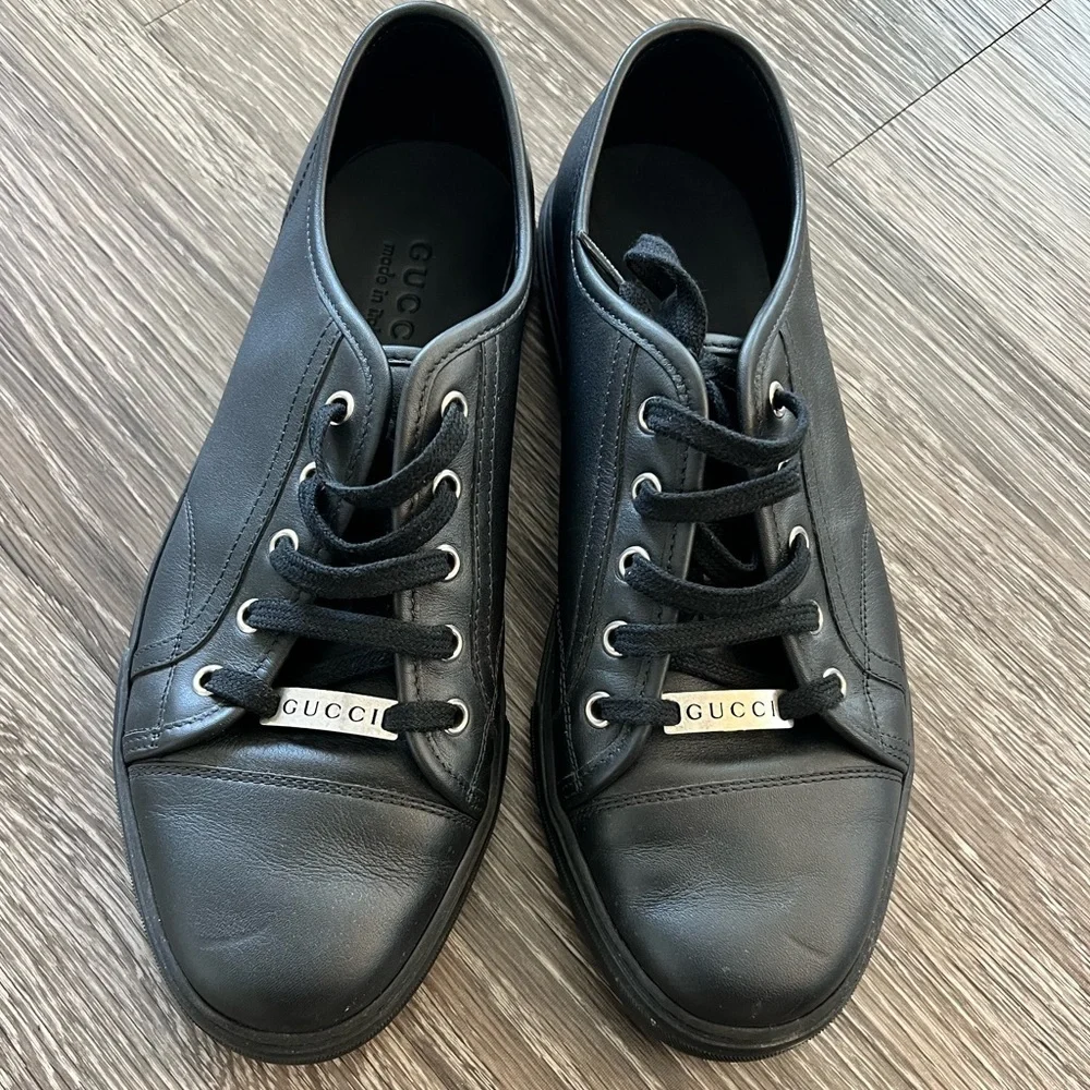 GUCCI PLAIN LEATHER SNEAKERS model 423301. All black. Size 8.5